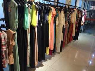 工廠服裝自產自銷 100天退換貨，專注服裝批發兼零售全攻略